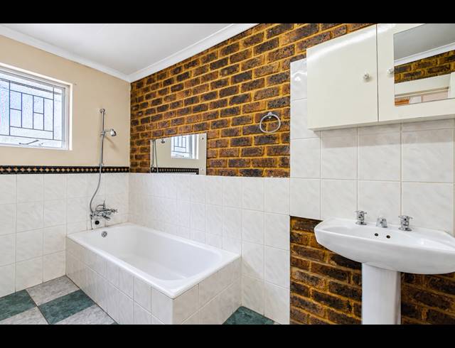 6 BEDROOM FREEHOLD FOR SALE IN ELOFFSDAL